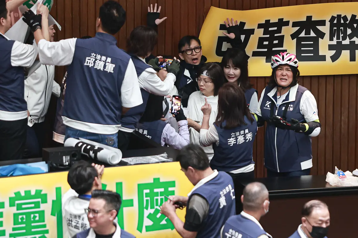 ▲民進黨想趁亂上主席台，與國民黨立委互相拉扯。（圖／葉政勳攝，20240524）