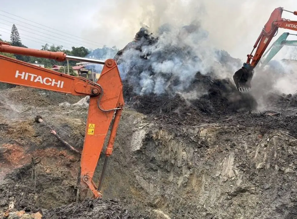 ▲新竹縣芎林鄉廢木材堆置場，發生火警後已燃燒7天7夜，24日上午將出動空投水彈滅火。（圖／翻攝畫面）
