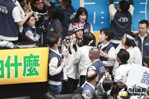 立法院再度審查「國會改革五法」,藍綠立委再度爆發肢體衝突 ▲立法院再度審查「國會改革五法」,藍綠立委議場內再度爆發肢體衝突。(圖/記者葉政勳攝,2024.05.24)