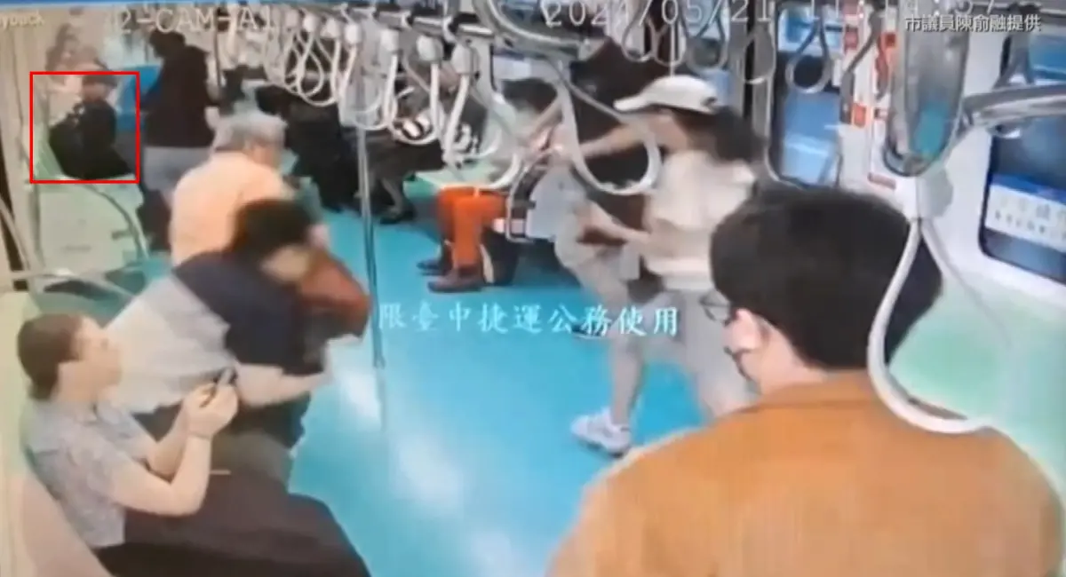 ▲台中捷運日前發生持刀傷人案，監視器畫面顯示，當時被砍的一名高中生（紅框處）第一時間被阻擋視線而沒逃跑。（圖／市議員陳俞融提供）