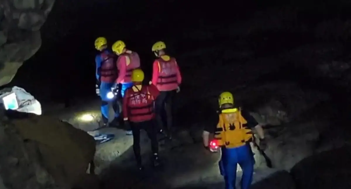 ▲基隆周姓男子到基隆市潮境公園遊玩，並穿著防寒衣下水浮潛，未料卻失聯，24日上午，搜救人員發現周男遺體漂浮在海面上，警方將報請檢察官相驗。（圖／翻攝畫面）