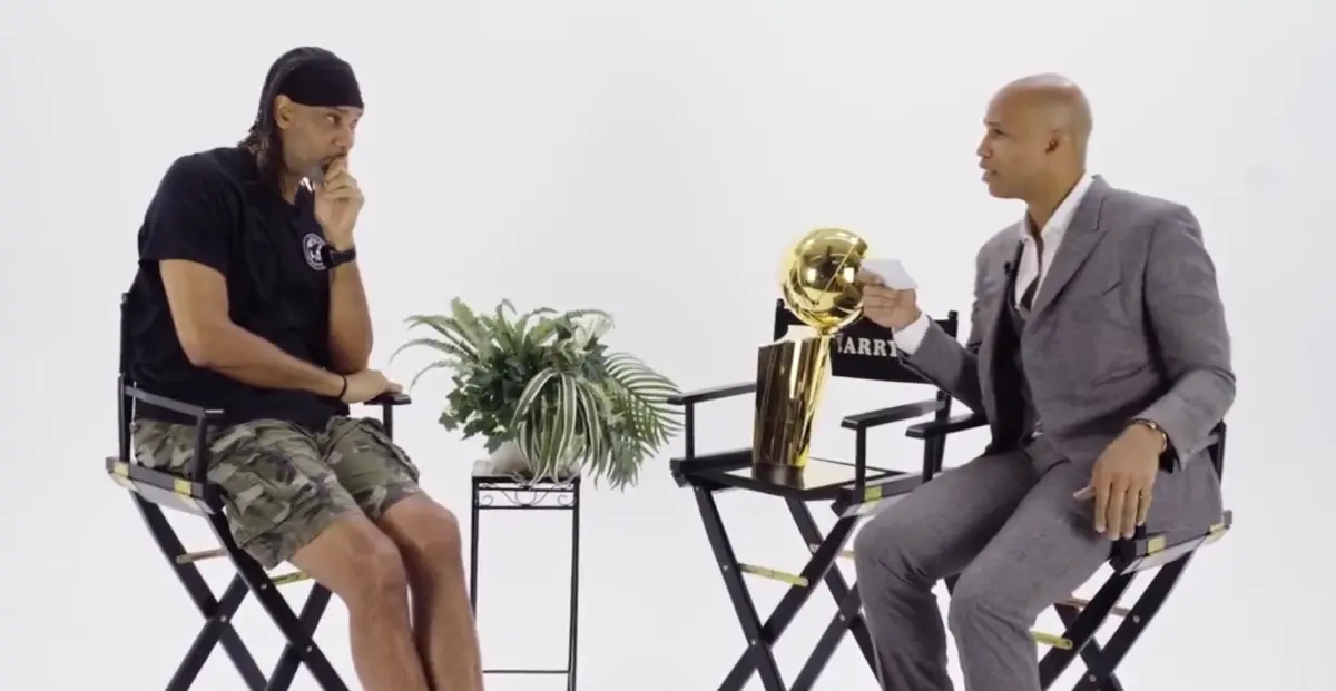 ▲NBA聖安東尼奧馬刺隊傳奇球星「石佛」Tim Duncan，久違出現在螢光幕前，他登上了由前NBA球員Richard Jefferson所主持的節目，雙方也談到了過去Duncan在板凳席上，因「微笑」被吹技術犯規的經典畫面。（圖／取自社媒X）