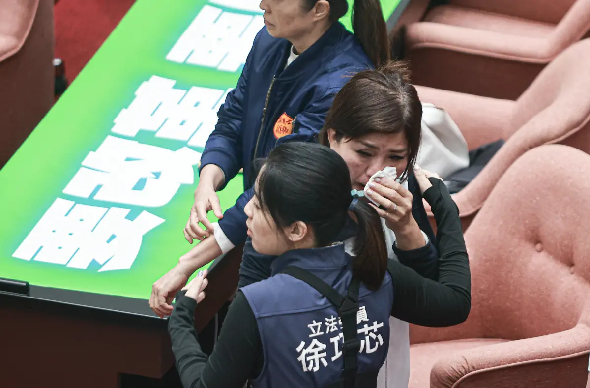 ▲麥玉珍被立委林淑芬右鉤拳重擊，哽咽落淚。（圖／葉政勳攝，20240524）