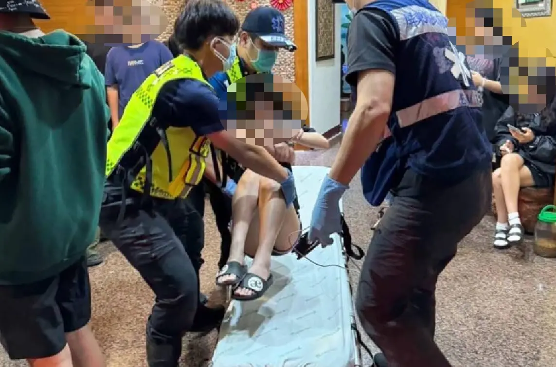 ▲24日凌晨，屏東墾丁某飯店有6名學生畢旅學生不適，突然出現嘔吐、昏迷等症狀，所幸送醫後已無大礙，目前院方初步排除一氧化碳中毒及食物中毒，警方將持續釐清。（圖／翻攝畫面）