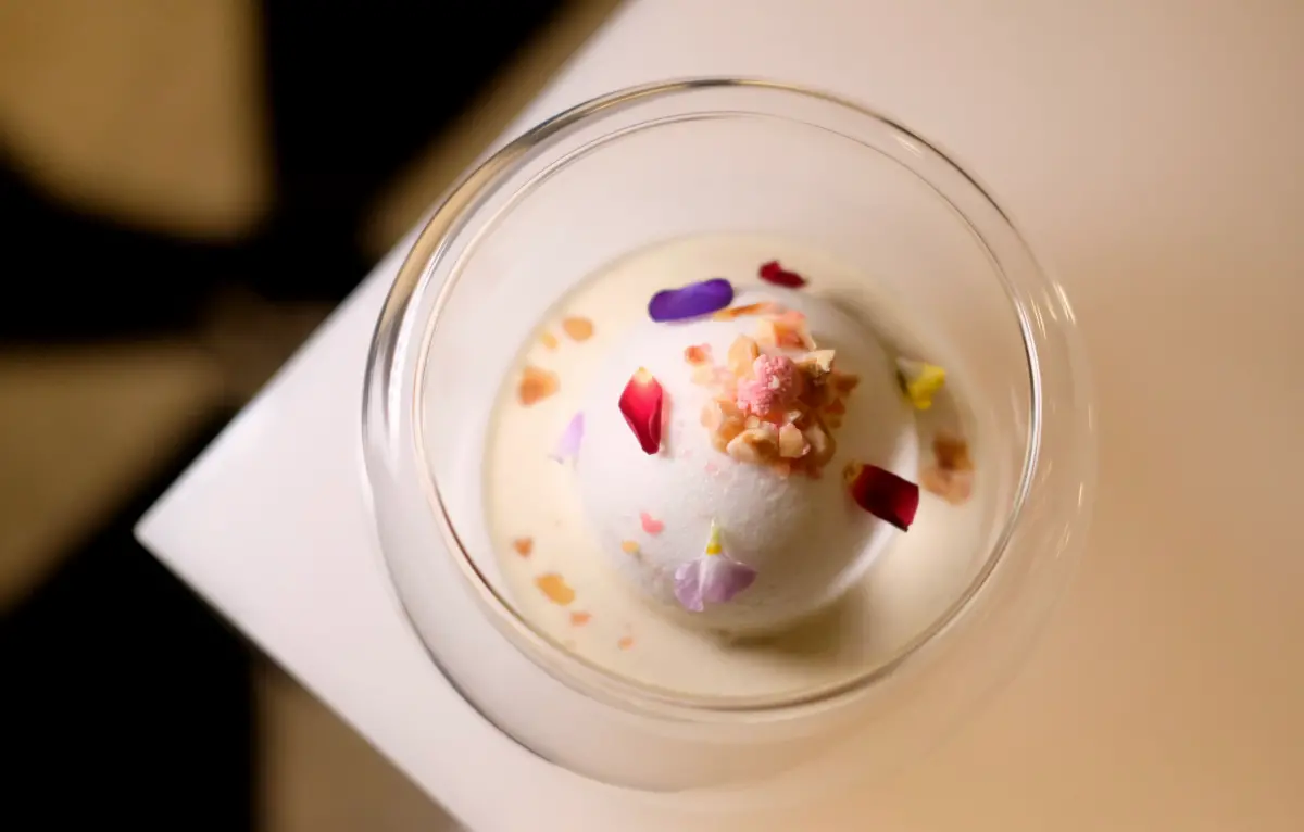 ▲ 台北亞都麗緻巴賽麗廳La Brasserie，為國內首間餐廳唯一忠實呈現法國飲食文化的料理經典，2024年5月重新演繹法國大區特色料理共計20道，包含圖中的「大溪地飄浮島」在內，風味佳之外，還美得令人讚嘆。（圖／記者葉盛耀攝）