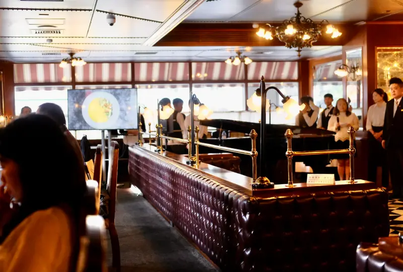 ▲以法國美好時代Brasserie風格打造的巴賽麗廳，廚藝團隊考究法國當地與專注於法式經典菜系，獲選法國外交部推薦法國美食餐廳。（圖／記者葉盛耀攝）