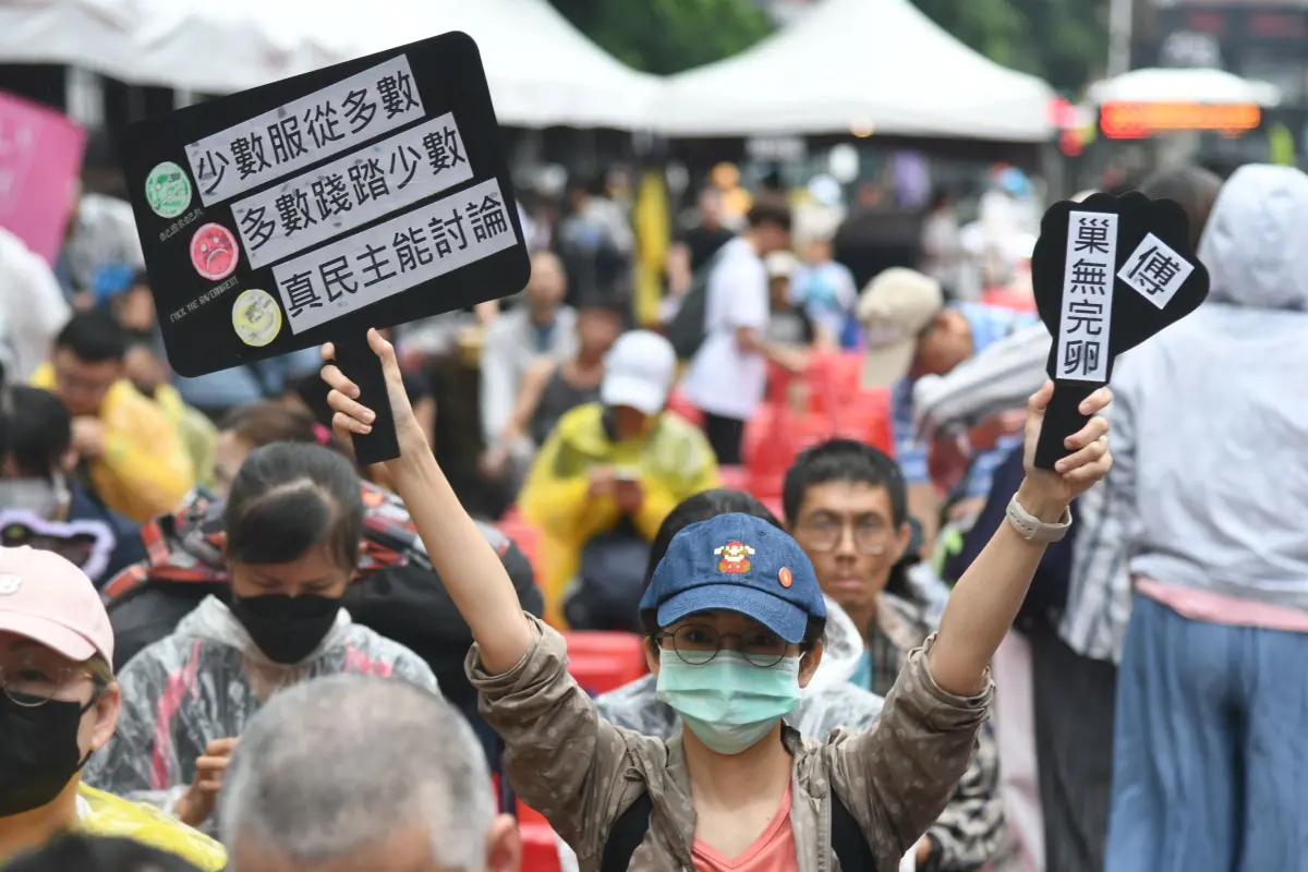 ▲立院內審查法案，場外一早便聚集民眾抗議。（圖／攝影中心攝）