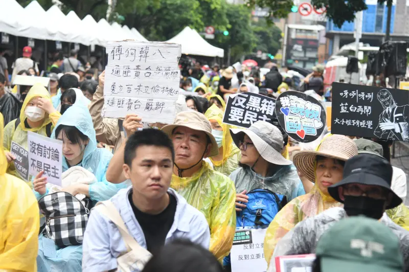 ▲立院內審查法案，場外一早便聚集民眾抗議。（圖／攝影中心攝）