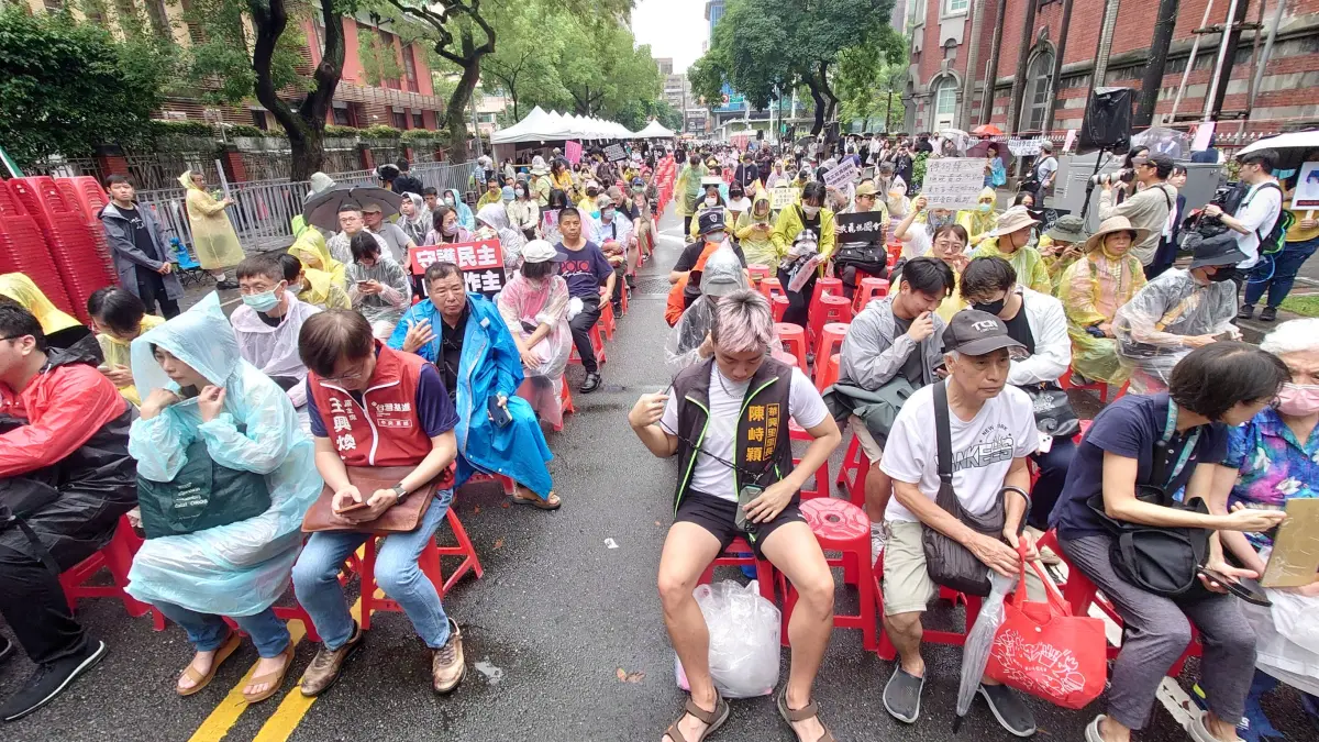 ▲群眾聚集立法院外，抗議黑箱。（圖／林調遜攝，20240524）