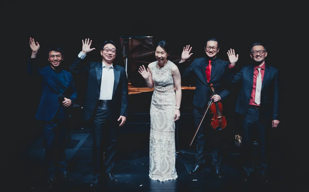 ▲鋼琴家程伊萱(左三)邀請節目導聆人邢子青(左一)、聲樂家趙方豪(左二)、小提琴家衣慎行(右二)以及鋼琴家翁重華(右一)共同合作精彩演繹愛的不同樣貌與情感。（圖／品牌提供）