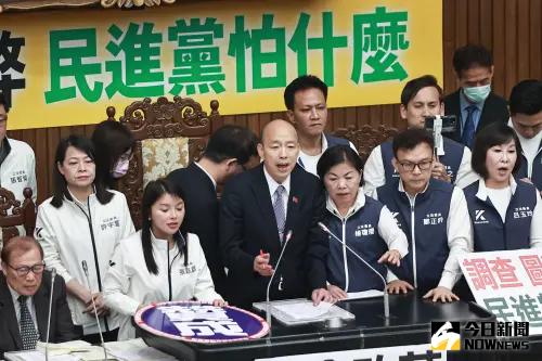 綠營抗議「舉手表決」吵整天！韓國瑜哄：乖乖坐好就用表決器
