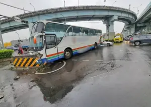 新北五股車禍！遊覽車司機疑身體不適　失控自撞分隔島、車頭全毀
