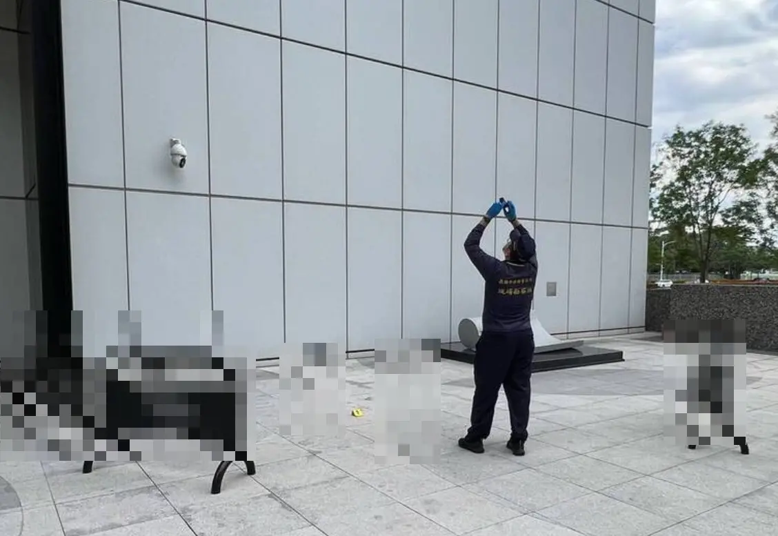 ▲23日下午，位於高雄前鎮區的某共構大樓的空橋，傳出墜樓事件，一名男子從高處墜落、倒臥血泊中，緊急送醫仍宣告不治。（圖／翻攝畫面）