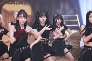 ▲樂天女孩隊長筠熹(右二),試圖拐騙韓籍外援邊荷律(右三)學中文說出「樂天總冠軍」,最後被識破。(圖/記者葉政勳攝) ▲樂天女孩隊長筠熹(右二),試圖拐騙韓籍外援邊荷律(右三)學中文說出「樂天總冠軍」,最後被識破。(圖/記者葉政勳攝)