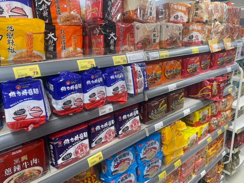 ▲台灣泡麵市售品牌有非常多種類，近幾年更是引進許多國外泡麵提供民眾選擇，不過老字號的泡麵地位依舊屹立不搖。（圖/記者張嘉哲攝）