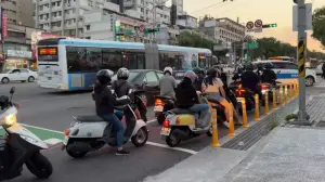 擠不進機車待轉區就等著收罰單 東海學生怨成「待宰羔羊」