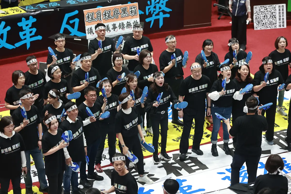 ▲民進黨立委拿藍白拖諷刺藍白兩黨。（圖／記者葉政勳攝，2024.05.24）