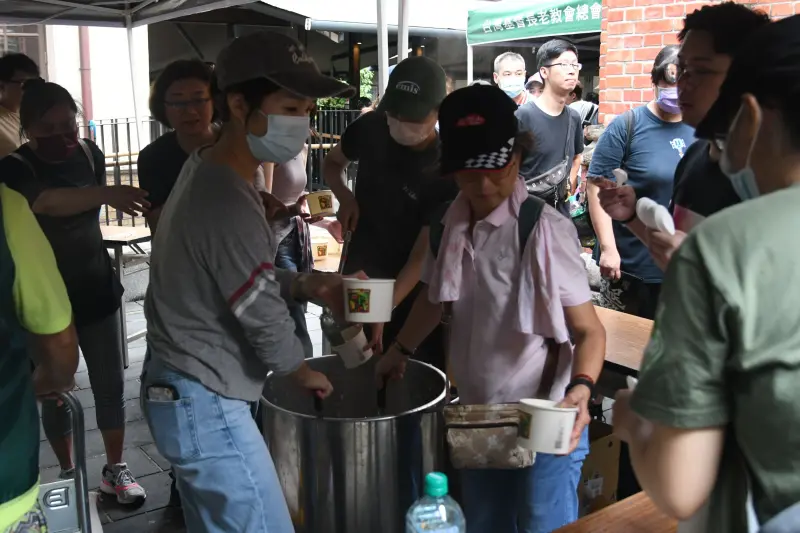 ▲物資區還有熱食區。（圖／攝影中心）