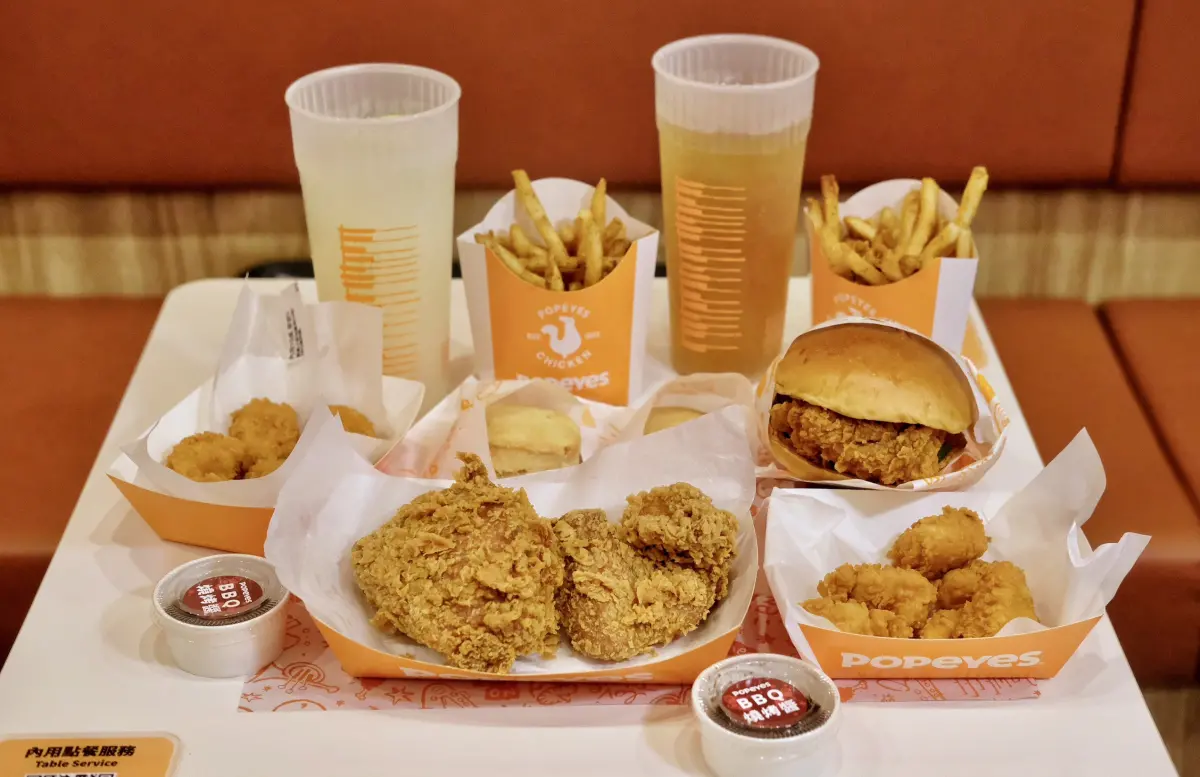 ▲美國最強炸雞「Popeyes」台灣一號店確定5月30日開幕，插旗台北車站商圈的中正區許昌街（近南陽街），記者搶先開箱試吃「極磅爽脆炸雞」與「勁厚布里歐雞腿堡」等招牌菜。（圖／記者葉盛耀攝）