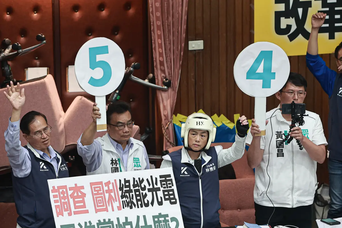 ▲民眾黨立委下午舉號碼牌。（圖／葉政勳攝，20240524）