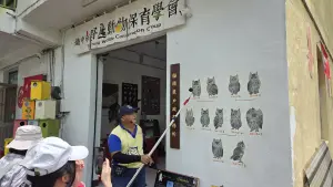 ▲「貓頭鷹爸爸」江榮富理事長介紹桐林社區復育貓頭鷹工作,追縱調查記錄的編號成果。(圖/信義房屋提供) ▲「貓頭鷹爸爸」江榮富理事長介紹桐林社區復育貓頭鷹工作,追縱調查記錄的編號成果。(圖/信義房屋提供)