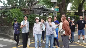 ▲臺灣花園城市發展協會范道莊理事帶民眾走訪光復新村,解說眷村發展的歷史背景。(圖/信義房屋提供) ▲臺灣花園城市發展協會范道莊理事帶民眾走訪光復新村,解說眷村發展的歷史背景。(圖/信義房屋提供)