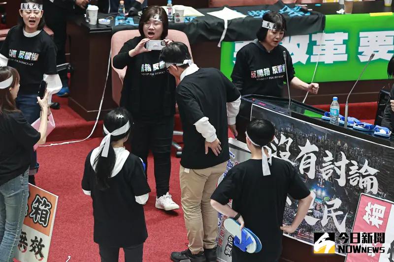 ▲民進黨立委郭國文尾椎骨折，導致走路步履闌珊。（圖／記者葉政勳攝，2024.05.24）