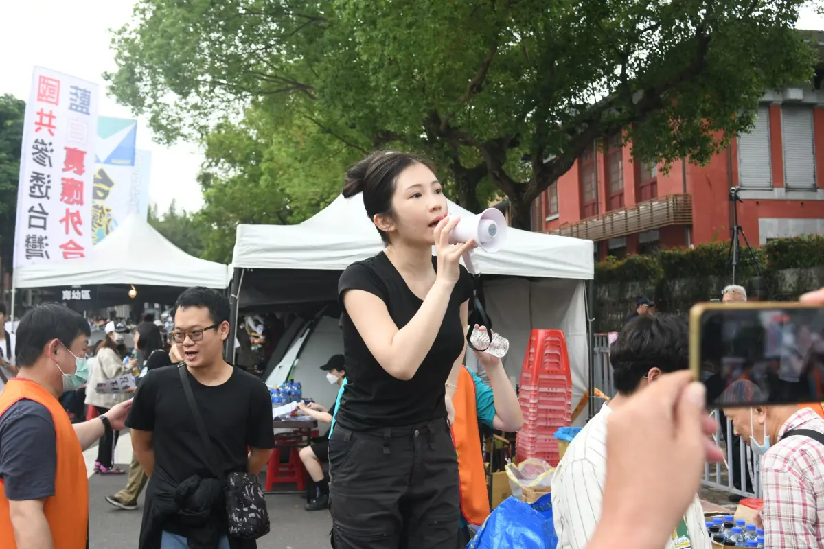 ▲民團今號召民眾前來抗議，雞排妹也前來聲援。（圖／攝影中心）