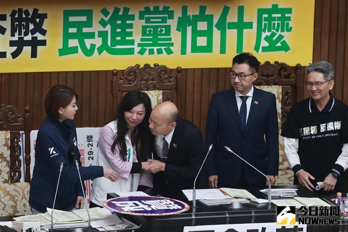 ▲立法院長韓國瑜分別向四位立委握手致意。（圖／記者葉政勳攝，2024.05.24）