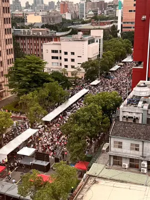 ▲陳抗民眾塞滿濟南路。（圖／讀者提供）