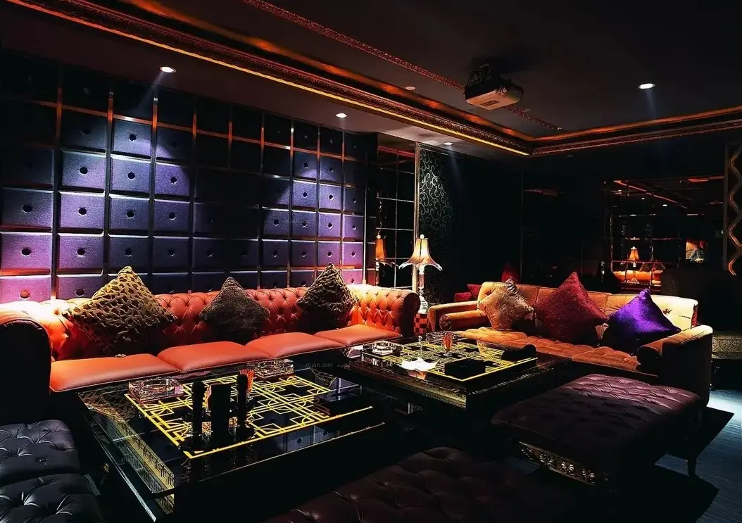 ▲生日宴女客人提告賀軍翔「妨害性自主」，24日上午，北檢指揮松山分局持搜索票，前往賀軍翔位於北市民生社區住處搜索。（圖／翻攝秘境娛樂官網）　