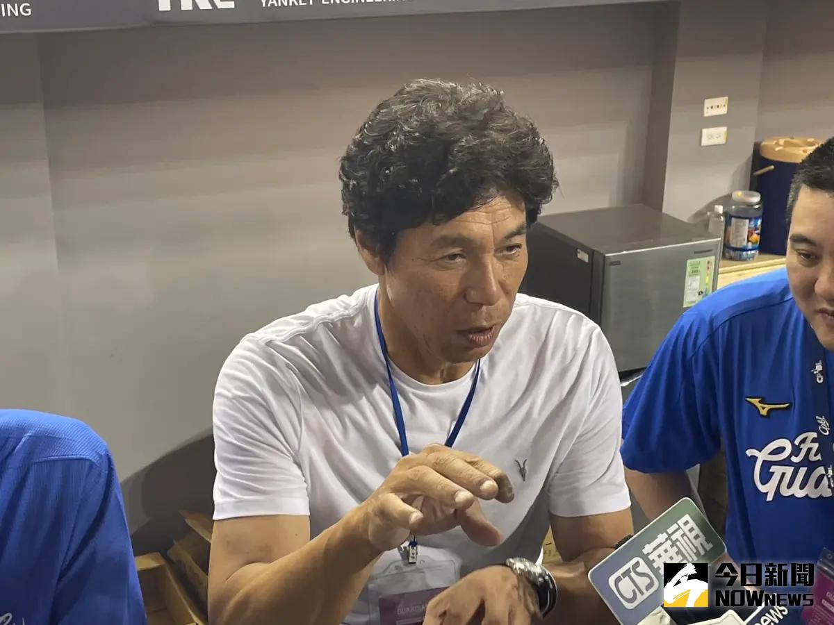 ▲前西武名將秋山幸二來台北大巨蛋，剛好手癢當富邦悍將客座教練，親自教導打擊，讓郭泰源狂虧：他是妖怪。（圖／吳政紘攝）