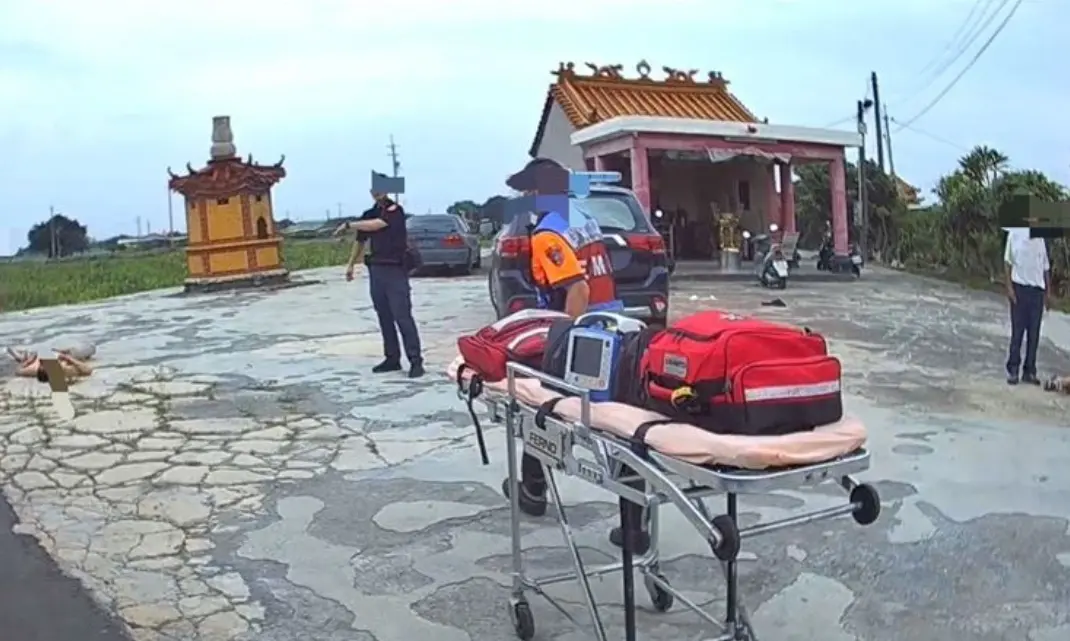 ▲今天鹽水區、學甲區的防汛道路，一名20多歲郭男不明原因，持刀刺傷人，隨後再持刀往自己胸口心臟猛刺，當場失去生命跡象，送醫不治。（圖／翻攝畫面）