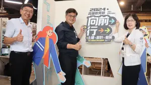 ▲高市府教育局長謝文斌(中)等人到場參與,並參觀、體驗各校參展作品。(圖/高市府教育局提供) ▲高市府教育局長謝文斌(中)等人到場參與,並參觀、體驗各校參展作品。(圖/高市府教育局提供)