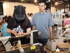 ▲現場設有職人體驗區,提供木9項體驗課程,讓參觀者親身感受技術的魅力。(圖/高市府教育局提供) ▲現場設有職人體驗區,提供木9項體驗課程,讓參觀者親身感受技術的魅力。(圖/高市府教育局提供)