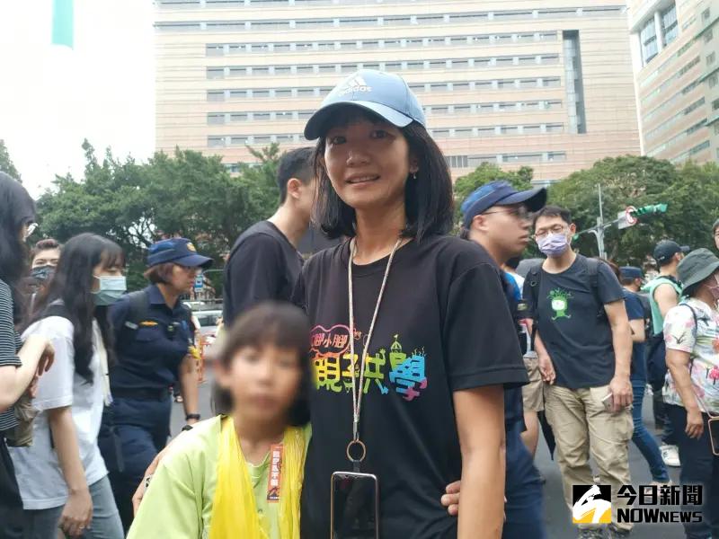 國會改革外場上演「街頭公民課」　親子喊：台灣自由得來不易