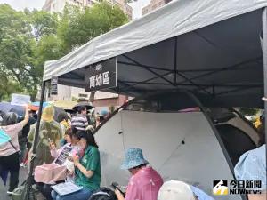 活動現場有專供幼兒的育兒帳篷等休息區,相當細膩。 ▲活動現場有專供幼兒的育兒帳篷等休息區,相當細膩。(圖/記者許若茵攝,2024.05.24)