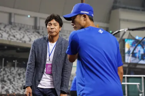 ▲秋山幸二來台,親自指導富邦悍將球員,他20年前也曾指導過王勝偉,很驚訝他還記得。(圖/吳政紘攝) ▲秋山幸二來台,親自指導富邦悍將球員,他20年前也曾指導過王勝偉,很驚訝他還記得。(圖/吳政紘攝)