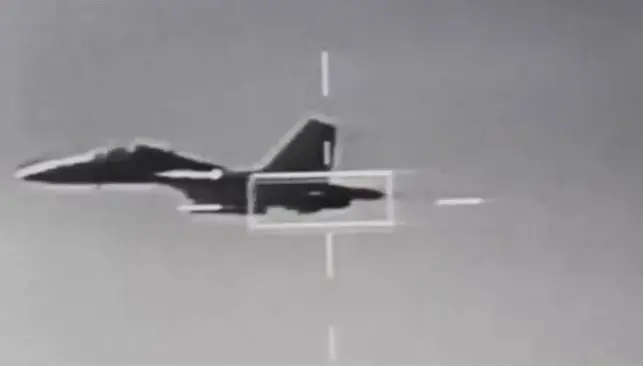 ▲國防部公布空軍F-16戰機用AN/AAQ-33「狙擊手」瞄準莢艙監控共軍殲16型機畫面。(圖／國防部提供)