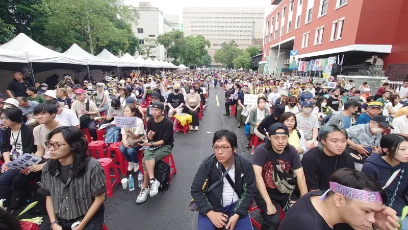 ▲抗議藍白審查國會改革法案沒收民主,主辦單位晚間6時宣布現場已突破5萬人。(圖/攝影中心)