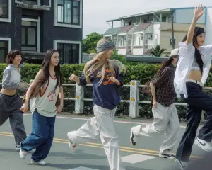 ▲NewJeans在宜蘭產業道路拍MV。(圖/NewJeans IG) ▲NewJeans在宜蘭產業道路拍MV。(圖/NewJeans IG)