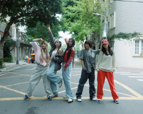 NewJeans 348天合約戰落幕！集體回鍋重啟活動　HYBE股價飆近9％

