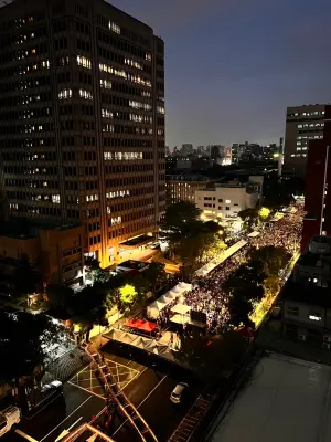 ▲主辦單位在晚間6時許宣布參加抗議民眾已突破5萬人。（圖／讀者提供）