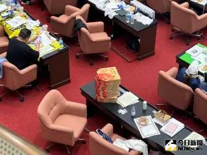 ▲韓國瑜準備的披薩在7點後才送入議場。(圖/記者林怡昕攝,2024.05.24) ▲韓國瑜準備的披薩在7點後才送入議場。(圖/記者林怡昕攝,2024.05.24)