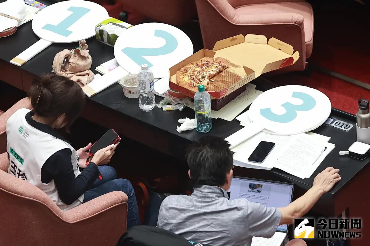 ▲民眾黨立委在座位上品嚐韓國瑜準備的披薩。（圖／記者葉政勳攝，2024.05.24）