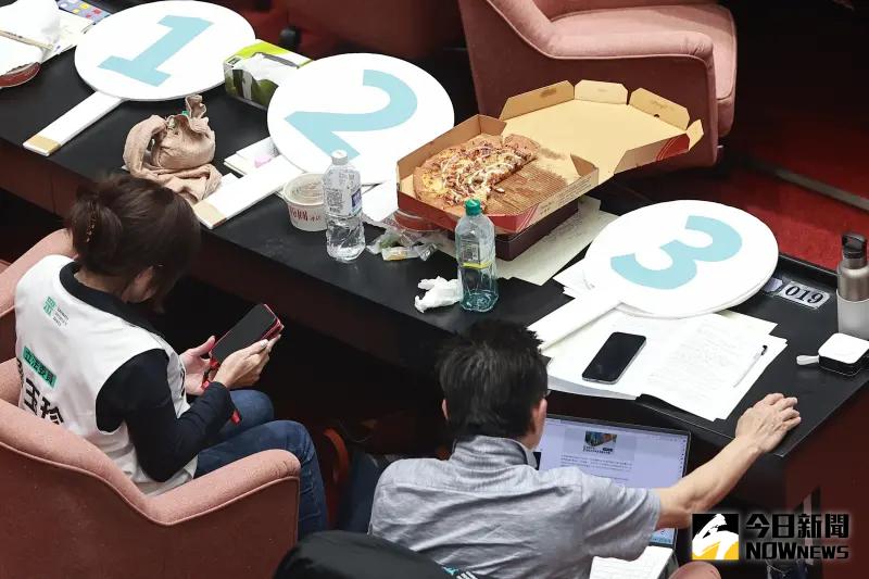 ▲民眾黨立委在座位上品嚐韓國瑜準備的披薩。（圖／記者葉政勳攝，2024.05.24）