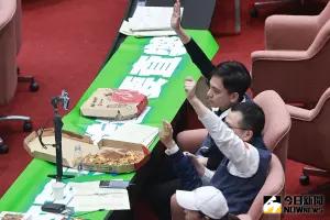 ▲國民黨立委邊開直播邊吃披薩。（圖／記者葉政勳攝，2024.05.24）