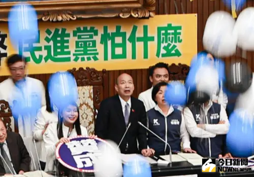 又出新招！民進黨放氣球到議場上空　韓國瑜瞬間「臉垮」畫面曝
