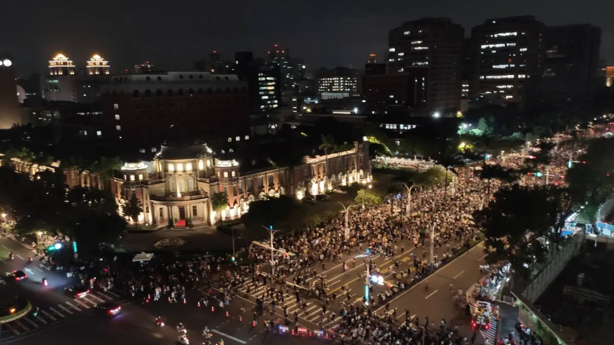 ▲藍白聯手企圖通過國會改革法案，抗議民眾聚集立院周遭，群眾昨晚外溢至中山南路。（圖／經濟民主連合提供）