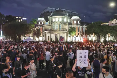 ▲抗議群眾擠爆中山南路，警方已封閉北向快慢車道。（圖／攝影中心）